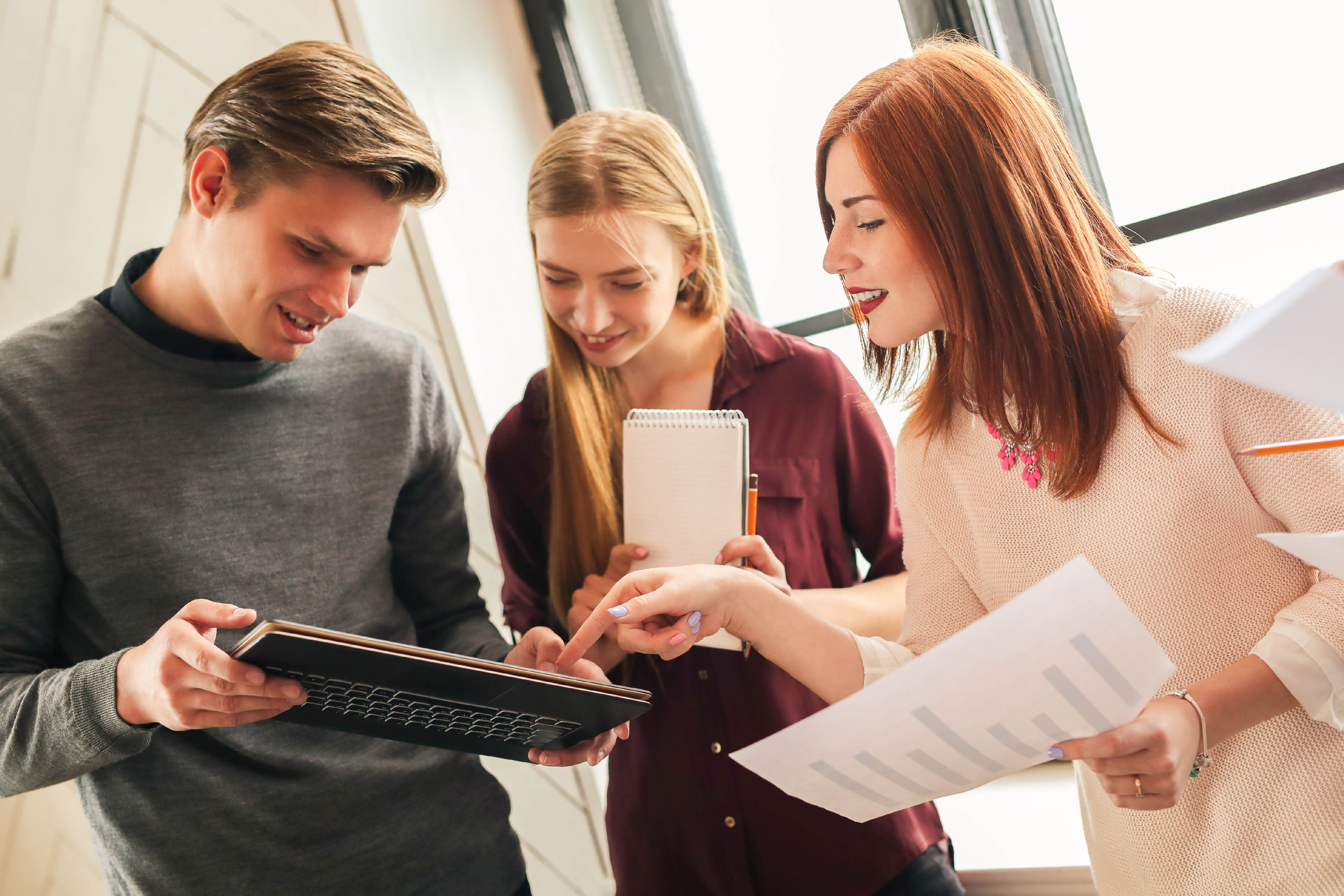 Trois jeunes personnes en plein échange