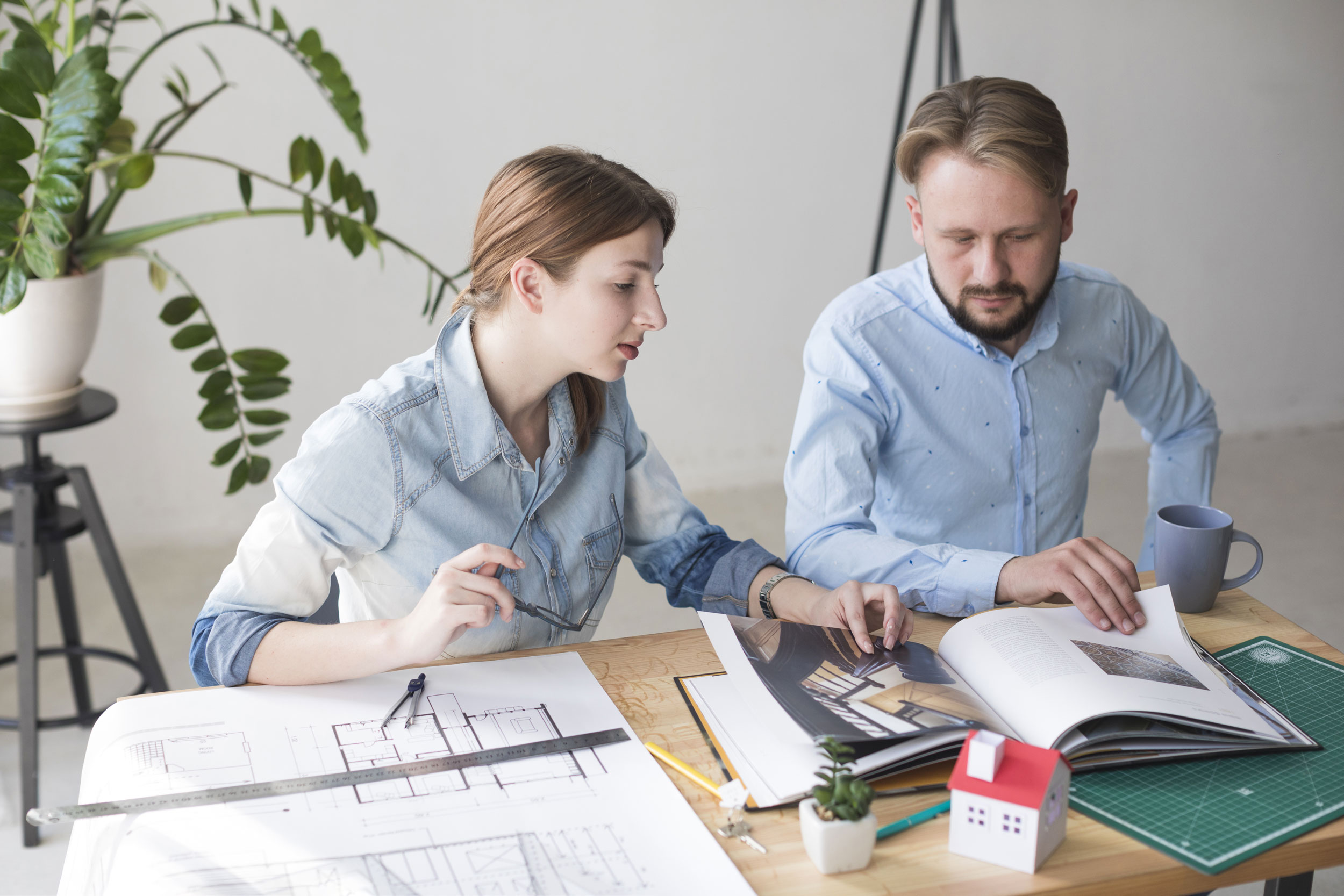 Deux personnes travaillant dans un décor d'architecte
