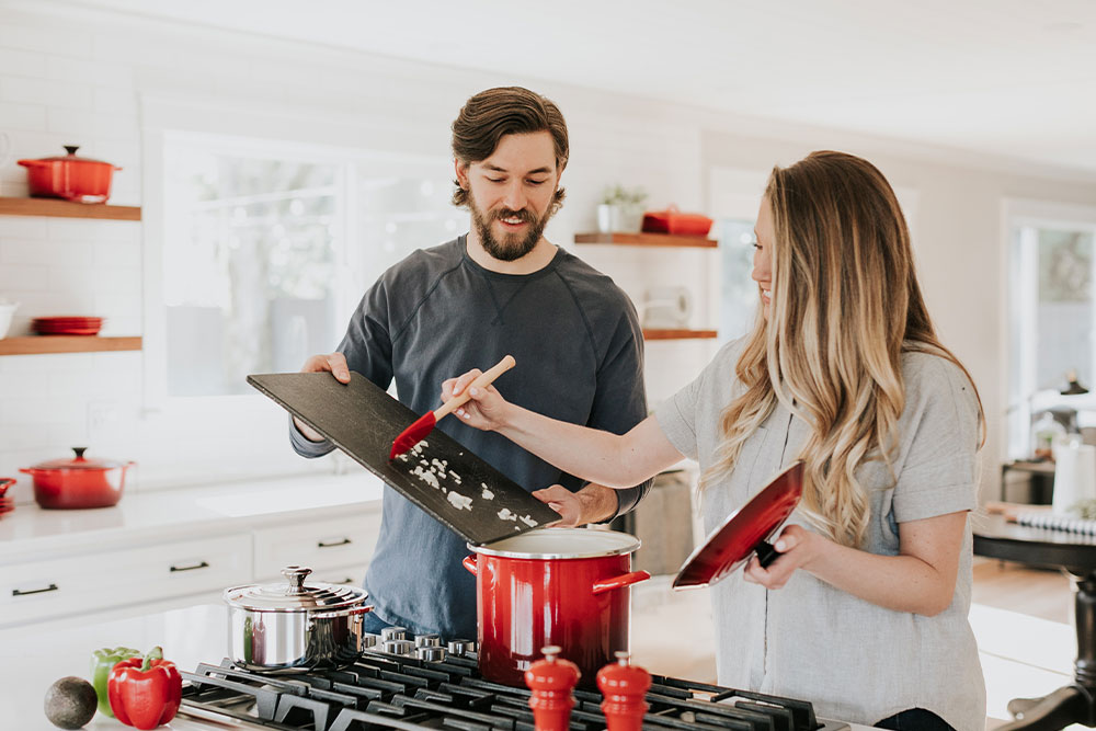 Couple dans une cuisine préparant à manger